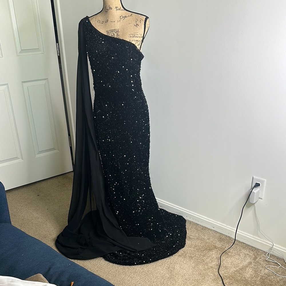Elegant Black Sequin Gown - Picture 2 of 6